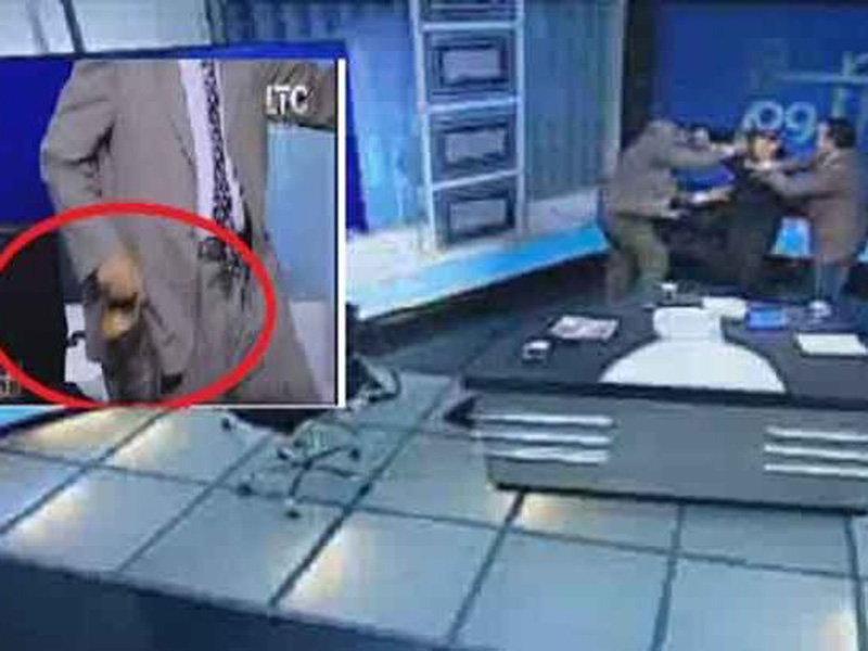 اضغط لمشاهدة الفيديو: مشاجرة على الهواء مباشرة أثناء برنامج على قناة مصرية
